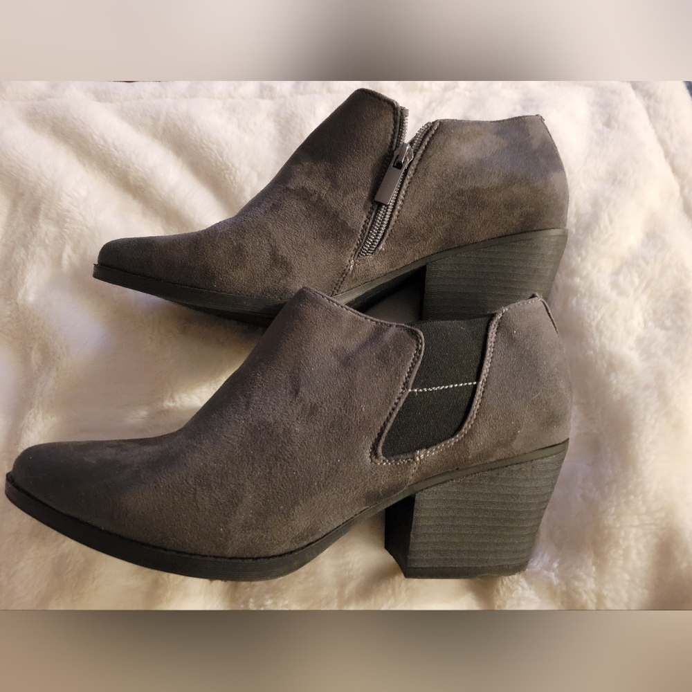 Cloudwalkers Gray Suede Ankle Boots Size 9W